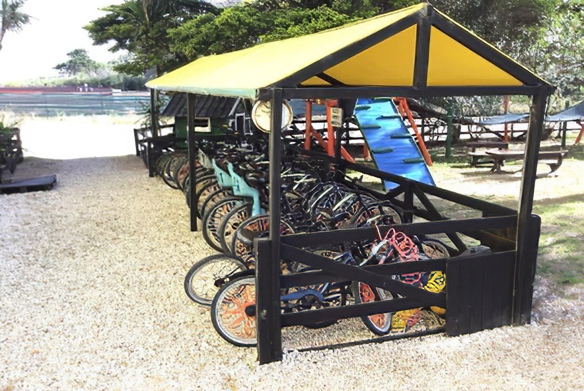 Patio del apart hotel Punta Verde entre los pinos