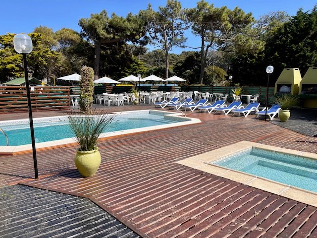 Pileta y deck del apart hotel en Costa del Este