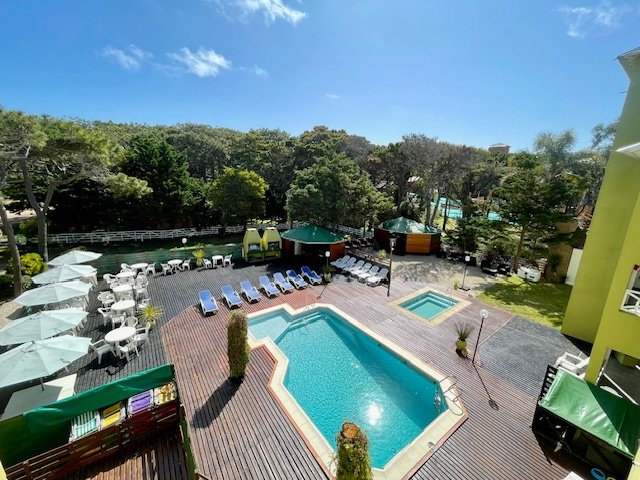 Vista de la pileta entre los pinos en Costa del Este